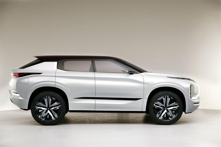  Mitsubishi GT-PHEV Concept 2016 года  (фото 13 из 30)